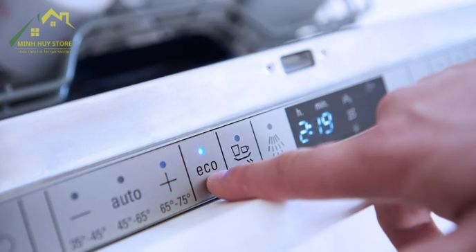 Bảng điều khiển máy rửa chén với các chế độ rửa Eco, Auto và Intensive.